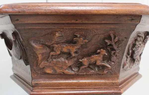 HOLZSKULPTUR MIT JARDINIERE