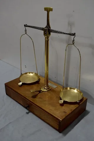 Petite Balance de Bijoutier, type Trébuchet – 1900