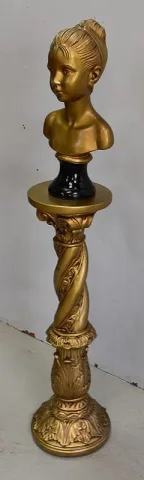 Buste de Fillette et Colonne Torsadée, en Plâtre Doré – 1900 / 1920