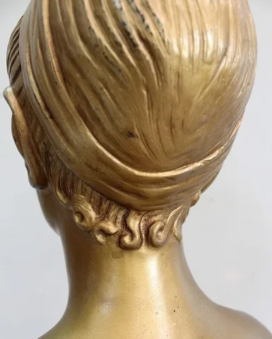 Buste de Fillette et Colonne Torsadée, en Plâtre Doré – 1900 / 1920