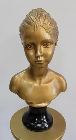 Buste de Fillette et Colonne Torsadée, en Plâtre Doré – 1900 / 1920