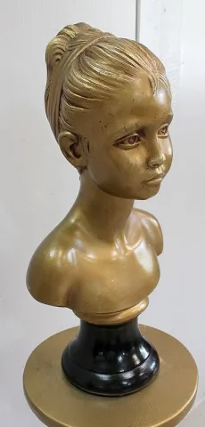 Buste de Fillette et Colonne Torsadée, en Plâtre Doré – 1900 / 1920