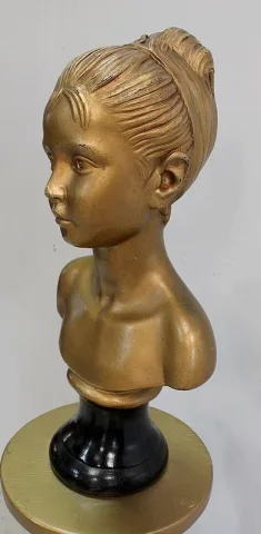 Buste de Fillette et Colonne Torsadée, en Plâtre Doré – 1900 / 1920