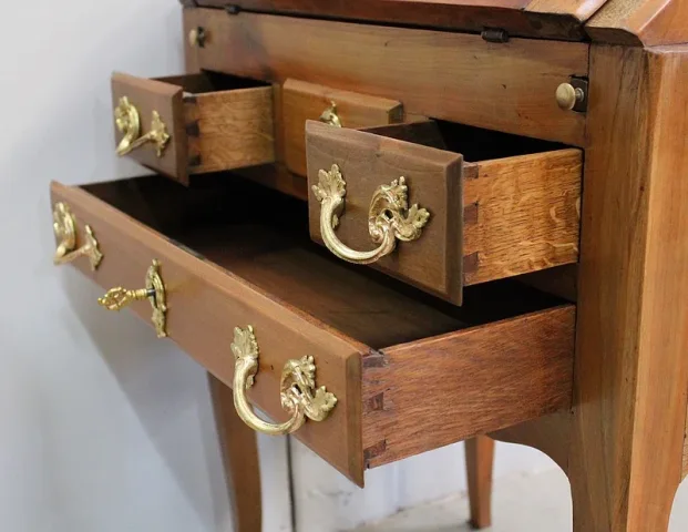 Petit Bureau de Pente en Merisier, style Louis XV – Fin XIXe