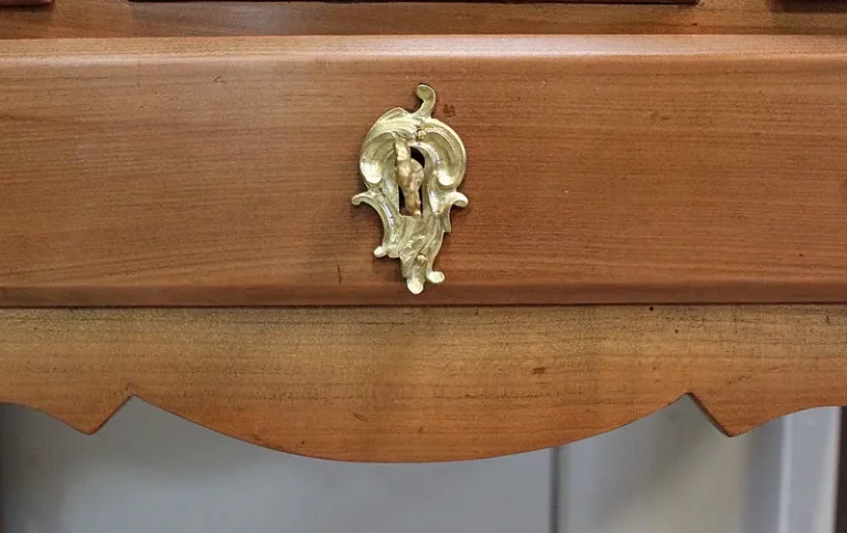 Petit Bureau de Pente en Merisier, style Louis XV – Fin XIXe