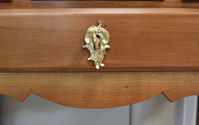 Petit Bureau de Pente en Merisier, style Louis XV – Fin XIXe