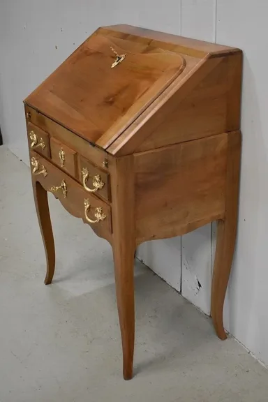 Petit Bureau de Pente en Merisier, style Louis XV – Fin XIXe