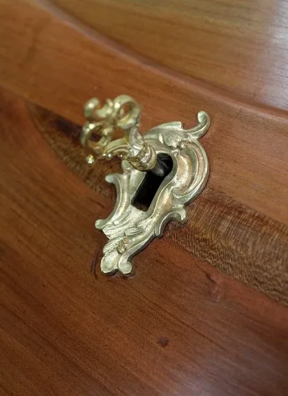 Petit Bureau de Pente en Merisier, style Louis XV – Fin XIXe