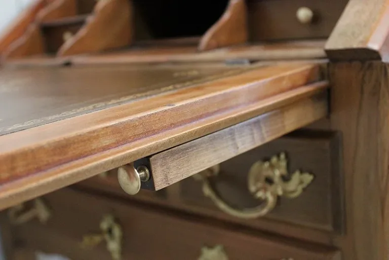 Petit Bureau de Pente en Merisier, style Louis XV – Fin XIXe