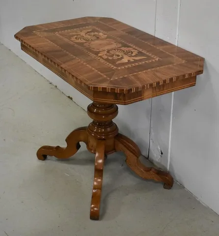 PEDESTAL TABLE