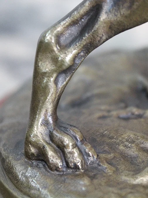 BRONZE DOG von PJ MENE