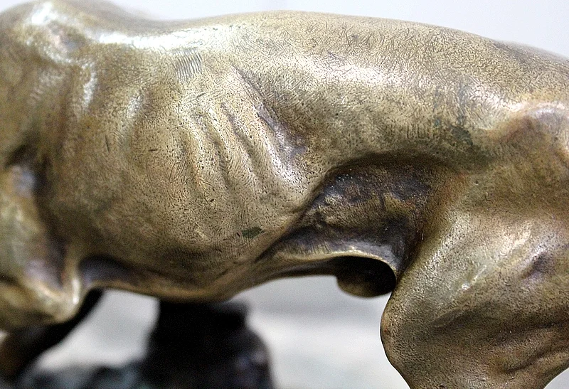 BRONZE DOG von PJ MENE