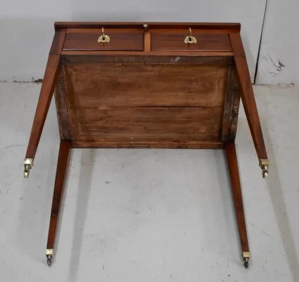 LOUIS XVI PERIODE KLEEDTAFEL