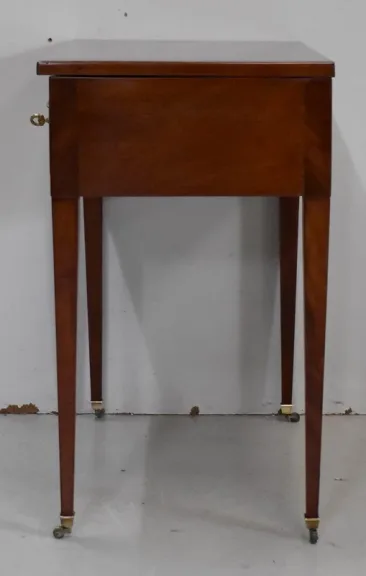 LOUIS XVI PERIODE KLEEDTAFEL