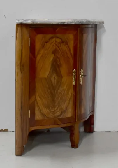 Encoignure en Noyer, époque Louis XV – XVIIIe