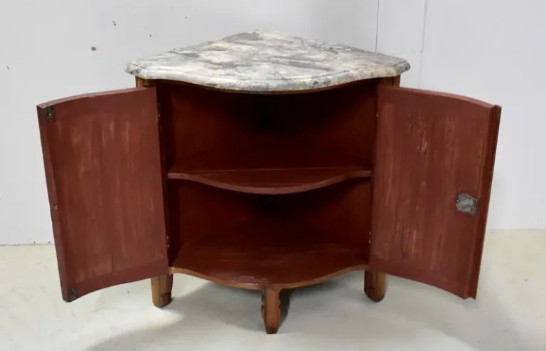 Encoignure en Noyer, époque Louis XV – XVIIIe