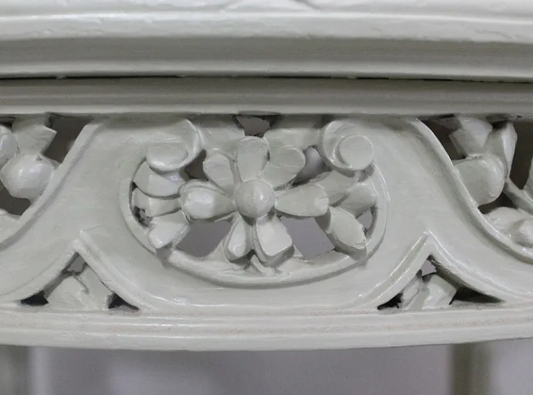 Guéridon en Bois Réchampi et Cannage, style Louis XVI – 1920