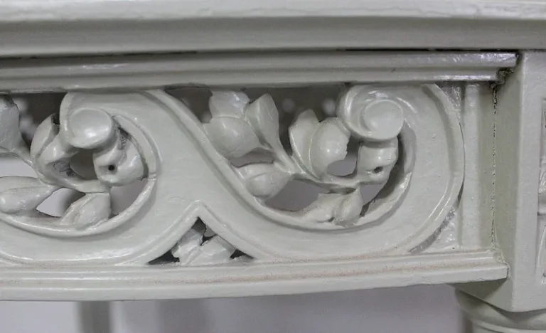 Guéridon en Bois Réchampi et Cannage, style Louis XVI – 1920
