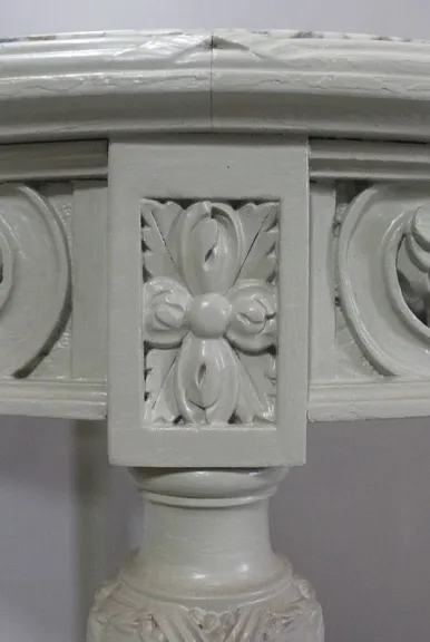 Guéridon en Bois Réchampi et Cannage, style Louis XVI – 1920