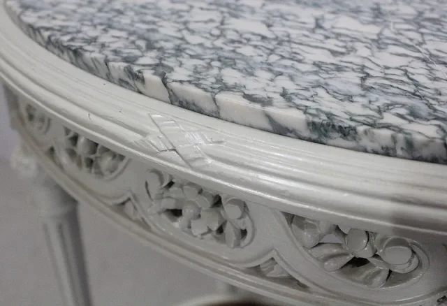 Guéridon en Bois Réchampi et Cannage, style Louis XVI – 1920