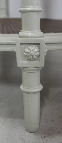 Guéridon en Bois Réchampi et Cannage, style Louis XVI – 1920