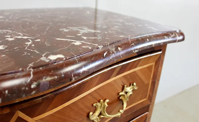 Petite Commode en Bois If et Cormier, style Louis XIV – XVIIIe