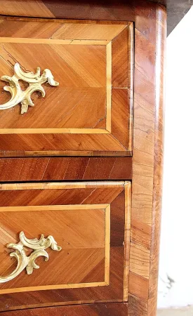 Petite Commode en Bois If et Cormier, style Louis XIV – XVIIIe