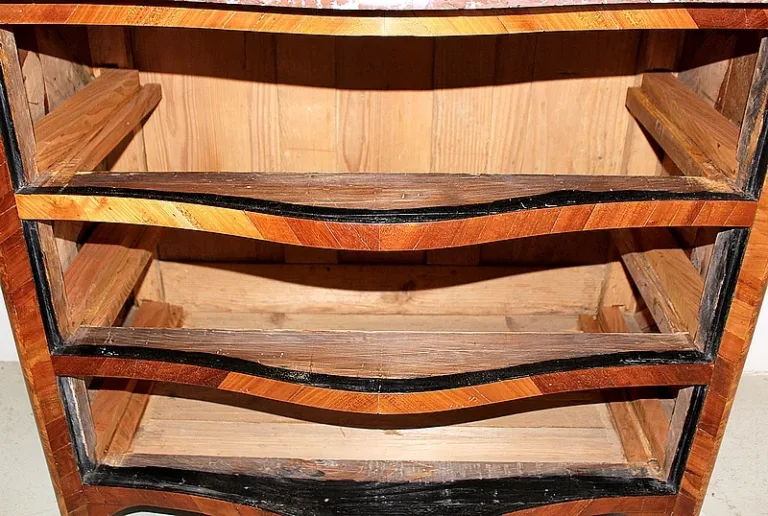 Petite Commode en Bois If et Cormier, style Louis XIV – XVIIIe