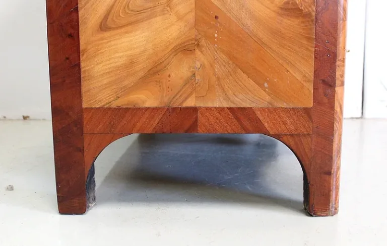 Petite Commode en Bois If et Cormier, style Louis XIV – XVIIIe