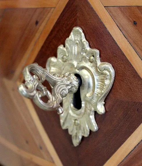 Petite Commode en Bois If et Cormier, style Louis XIV – XVIIIe