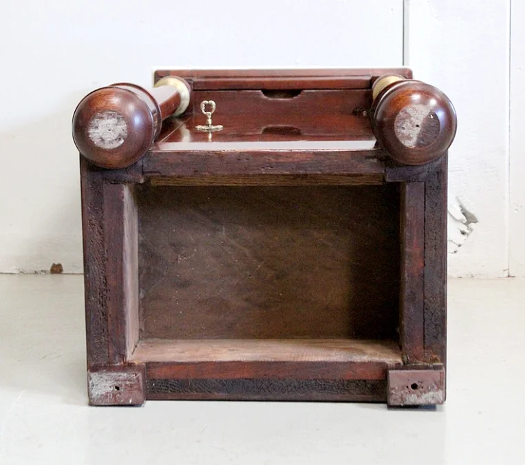 FRANZÖSISCHE REICHZEIT BEDSIDE TABLE