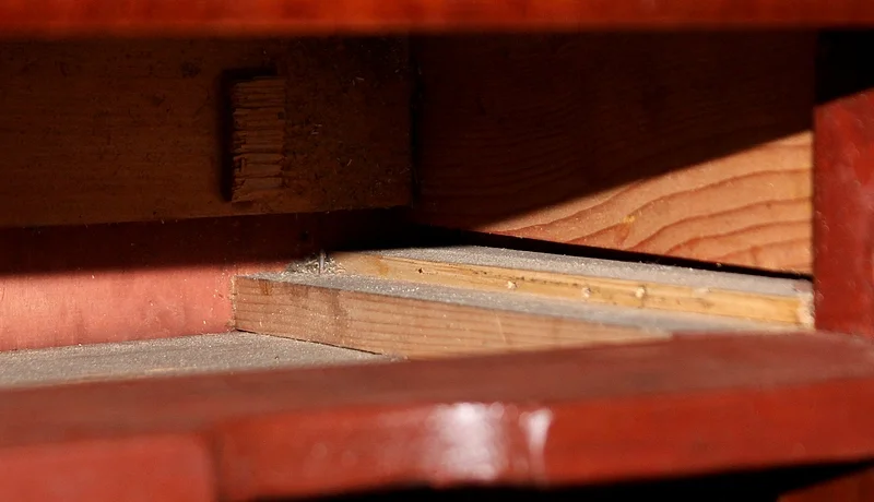 FRANZÖSISCHE REICHZEIT BEDSIDE TABLE