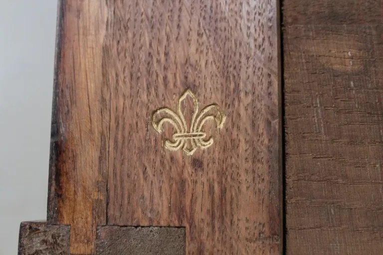 Commode Sauteuse en Bois de Rose et Bois de Violette, Transition Louis XV / Louis XVI – 2ème partie XIXe