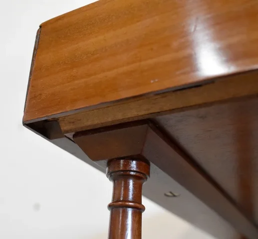 Petite Table Poudreuse en Acajou, fabrication « Escalier de Cristal », style Louis XVI – Fin XIXe