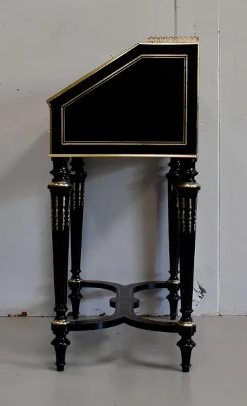 Petit Bureau de Pente en Poirier Noirci, époque Napoléon III – Début XIXe