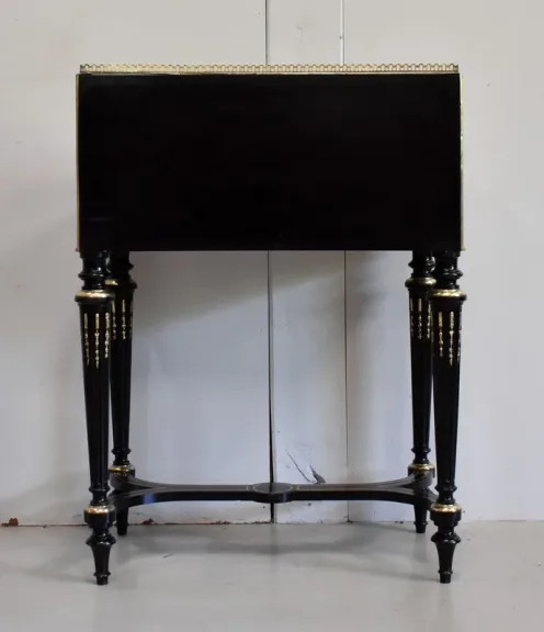 Petit Bureau de Pente en Poirier Noirci, époque Napoléon III – Début XIXe