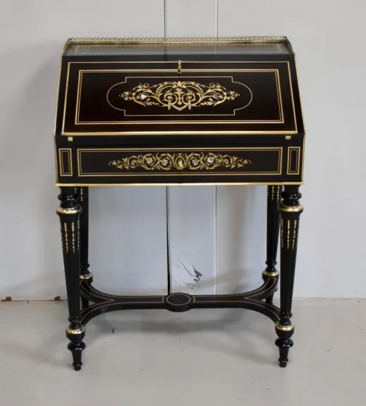 Petit Bureau de Pente en Poirier Noirci, époque Napoléon III – Début XIXe