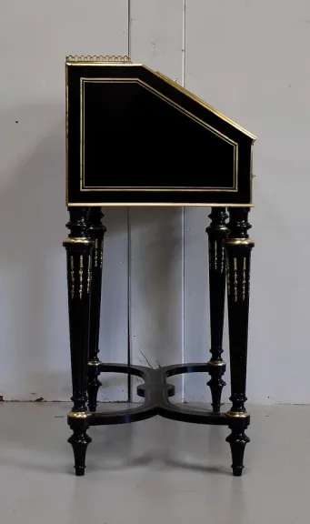 Petit Bureau de Pente en Poirier Noirci, époque Napoléon III – Début XIXe