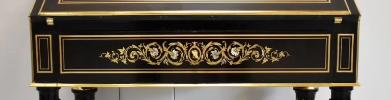 Petit Bureau de Pente en Poirier Noirci, époque Napoléon III – Début XIXe