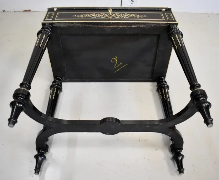 Petit Bureau de Pente en Poirier Noirci, époque Napoléon III – Début XIXe