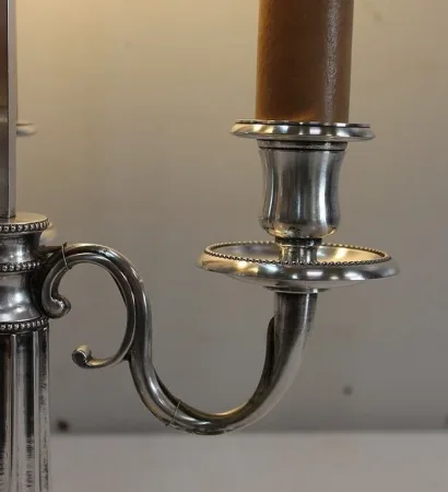 Importante Lampe Bouillotte en Métal Argenté, goût Louis XVI – Fin XIXe
