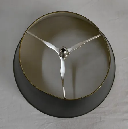 Importante Lampe Bouillotte en Métal Argenté, goût Louis XVI – Fin XIXe