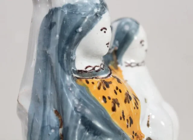 FAIENCE STATUETTE DER JUNGFRAU MARIA 18. JAHRHUNDERT
