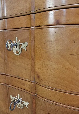 Commode de Port Nantaise en Acajou Jaune de Saint-Martin, époque Louis XV – XVIIIe