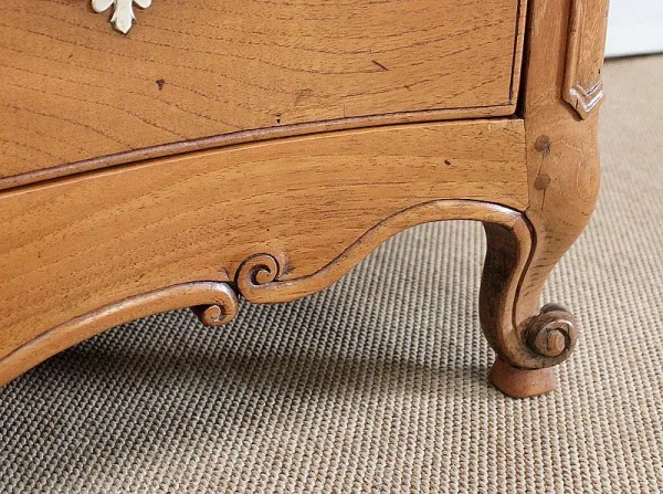 Commode de Port Nantaise en Acajou Jaune de Saint-Martin, époque Louis XV – XVIIIe
