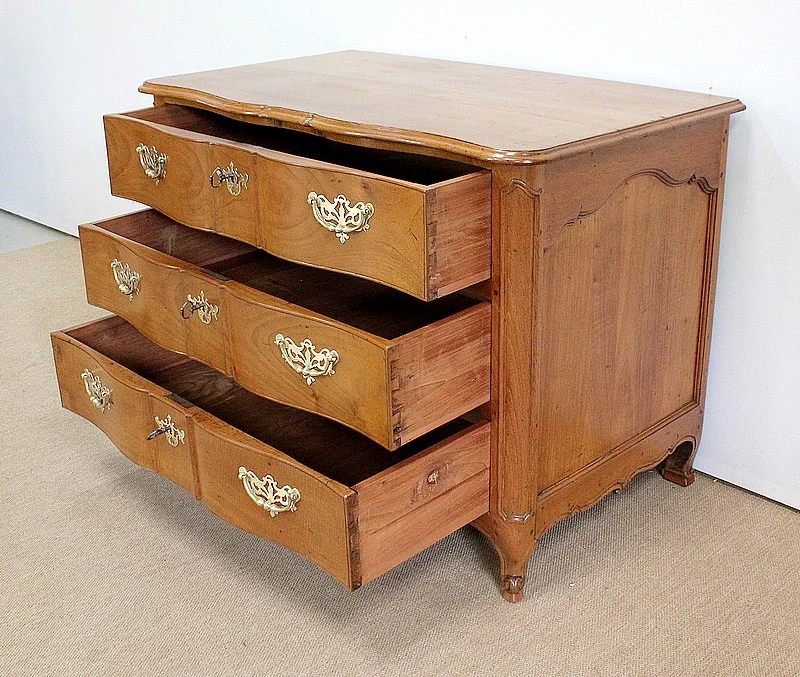 18th CENTURY FRENCH CHEST OF DRAWERS