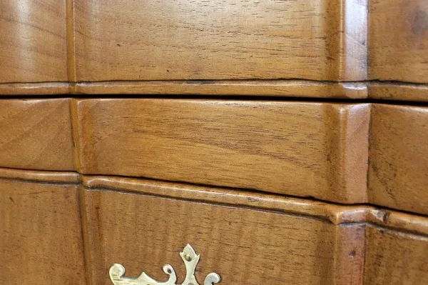 Commode de Port Nantaise en Acajou Jaune de Saint-Martin, époque Louis XV – XVIIIe