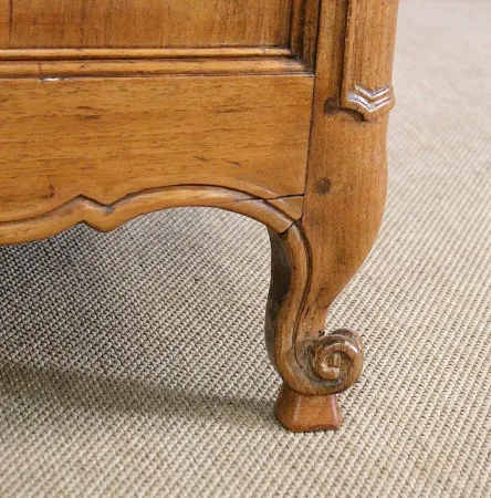 Commode de Port Nantaise en Acajou Jaune de Saint-Martin, époque Louis XV – XVIIIe