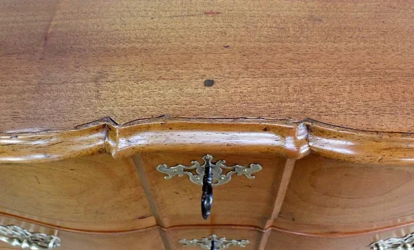 Commode de Port Nantaise en Acajou Jaune de Saint-Martin, époque Louis XV – XVIIIe