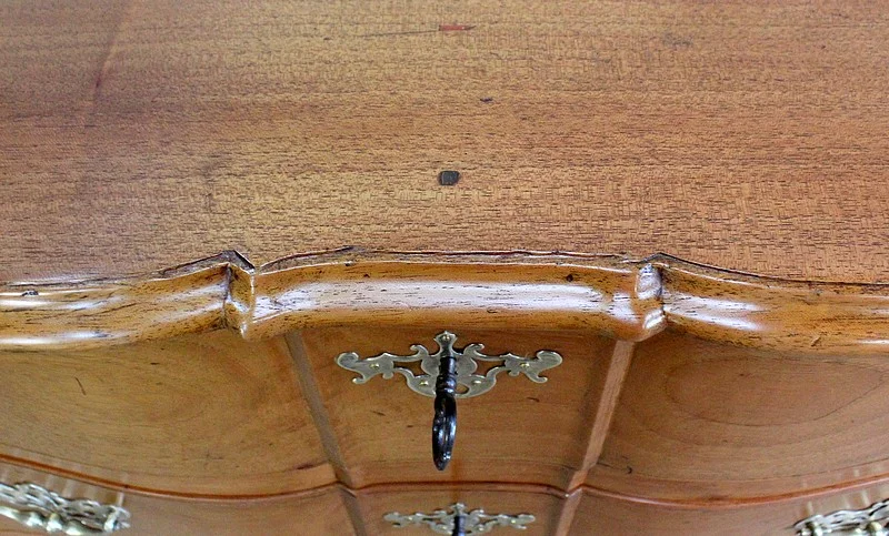 18th CENTURY FRENCH CHEST OF DRAWERS